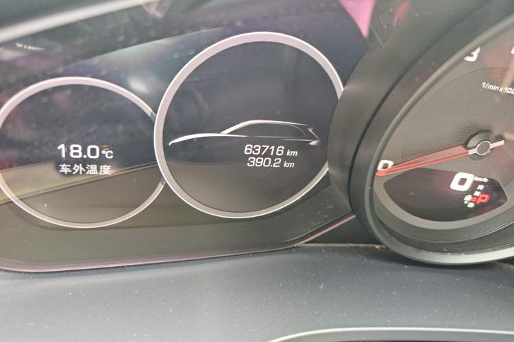 Used Porsche Cayenne 2019 Cayenne 3.0T Odometer Close Up