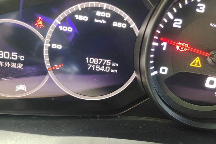 Used Porsche Cayenne 2019 Cayenne 3.0T Odometer Close Up