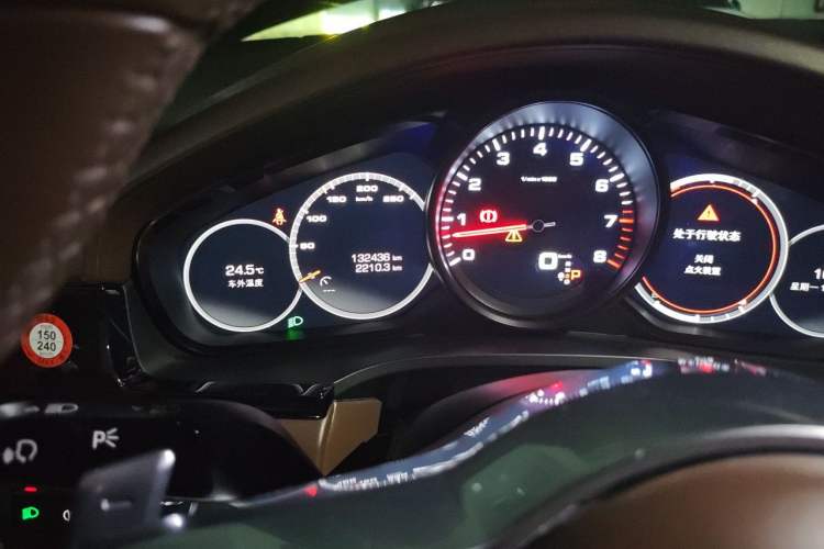 Used Porsche Cayenne 2019 Cayenne 3.0T Odometer Close Up