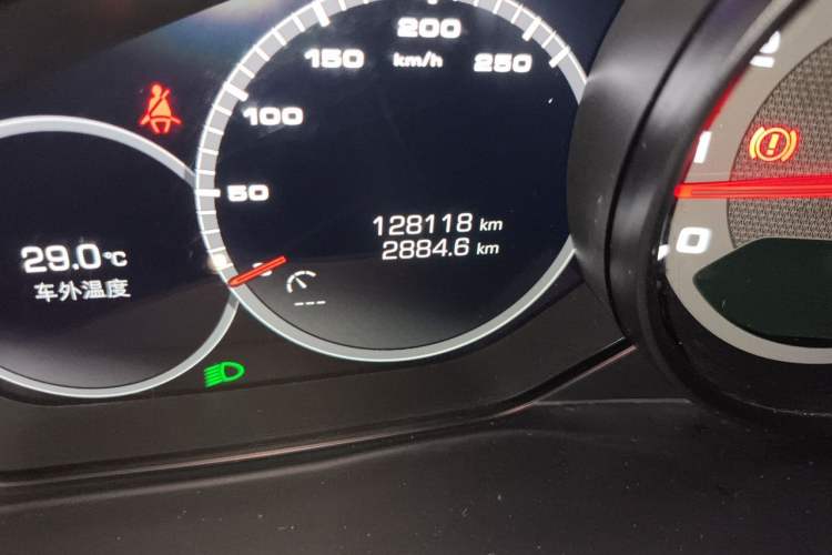 Used Porsche Cayenne 2019 Cayenne 3.0T Odometer Close Up