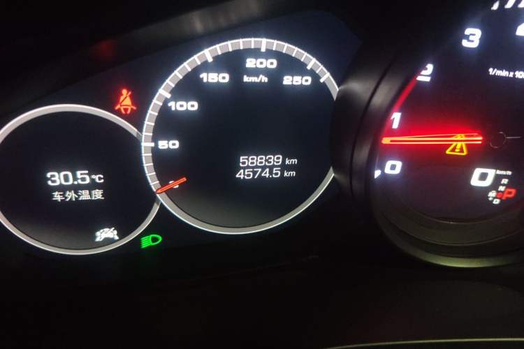 Used Porsche Cayenne 2019 Cayenne 3.0T Odometer Close Up