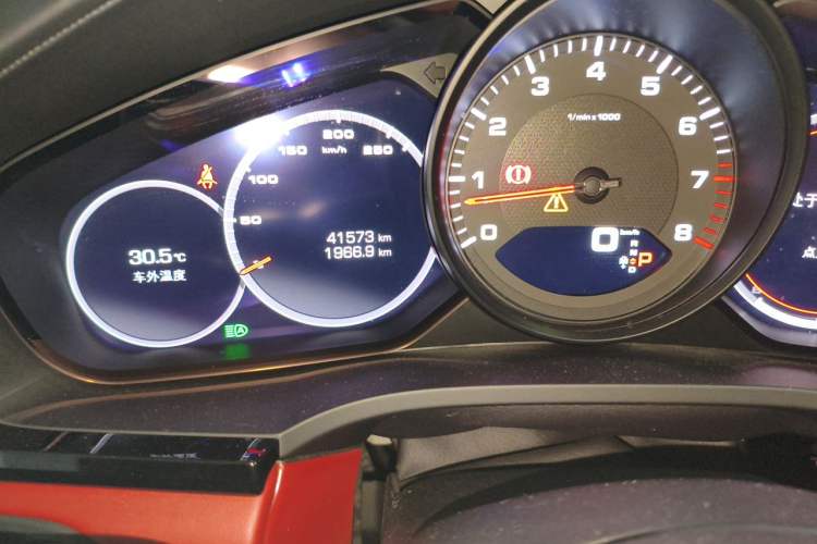 Used Porsche Cayenne 2019 Cayenne 3.0T Odometer Close Up
