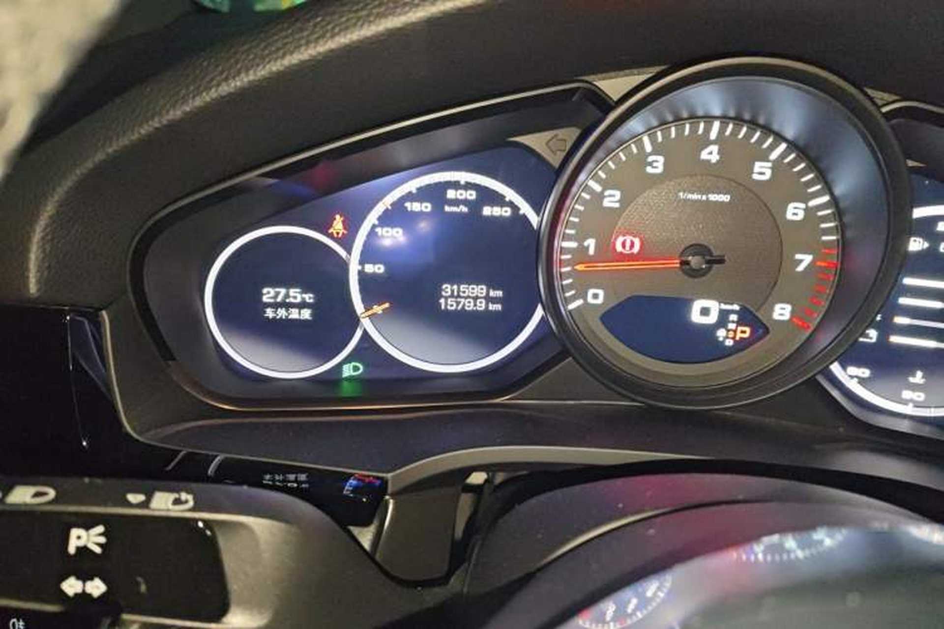 Used Porsche Cayenne 2019 Cayenne 3.0T Odometer Close Up