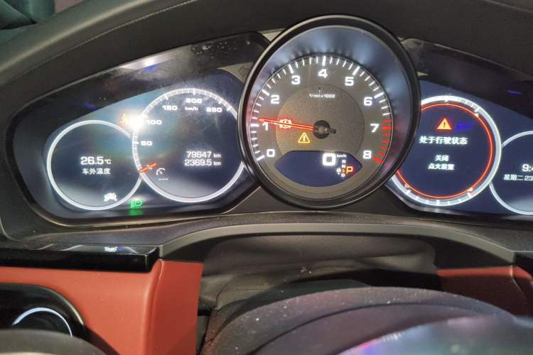Used Porsche Cayenne 2019 Cayenne 3.0T Odometer Close Up