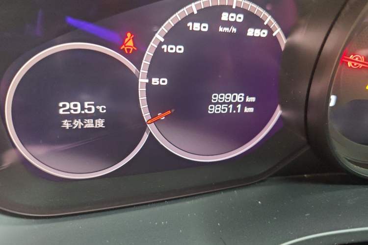 Used Porsche Cayenne 2019 Cayenne 3.0T Odometer Close Up