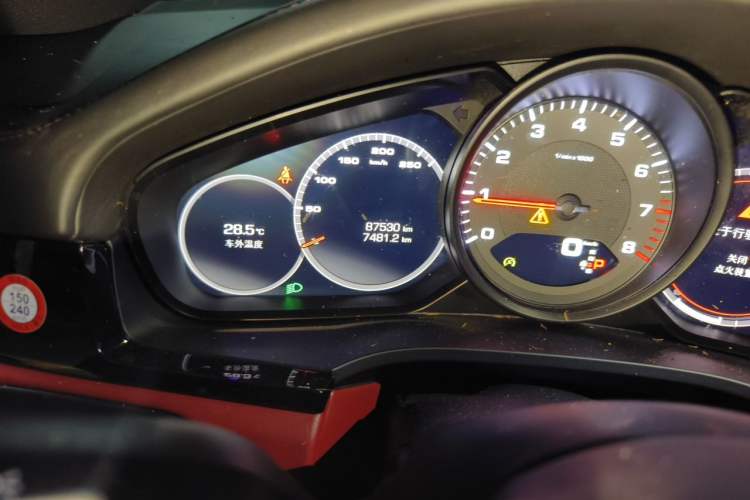 Used Porsche Cayenne 2019 Cayenne 3.0T Odometer Close Up