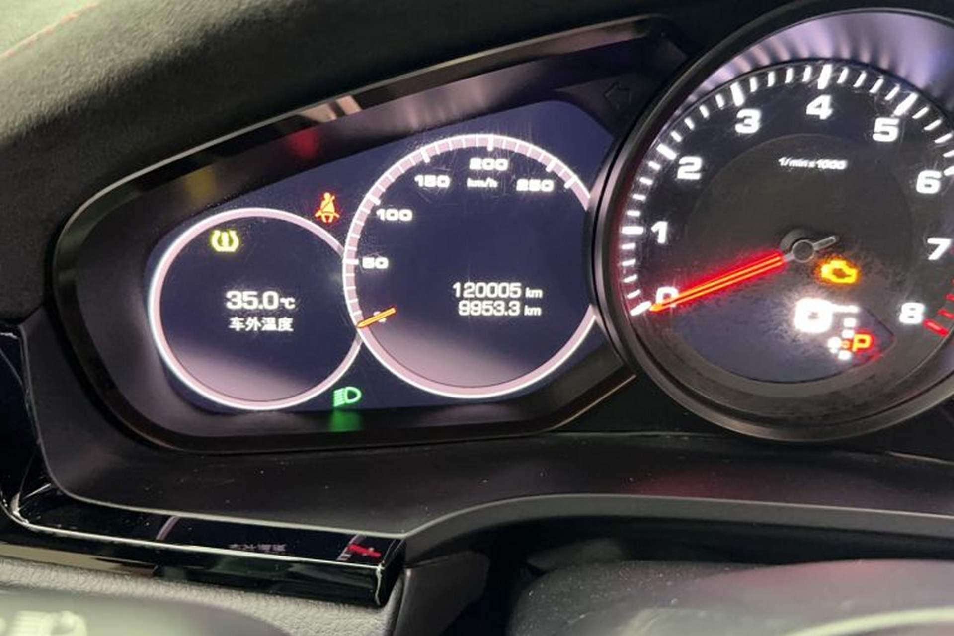 Used Porsche Cayenne 2019 Cayenne 3.0T Odometer Close Up