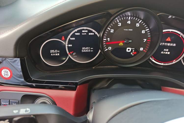 Used Porsche Cayenne 2019 Cayenne 3.0T Odometer Close Up