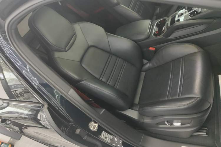 Used Porsche Cayenne 2019 Cayenne Coupé 3.0T Right Front Seat