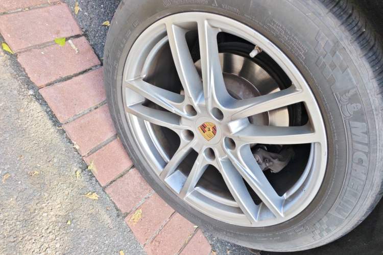 Used Porsche Cayenne 2019 Cayenne 3.0T Right Front Wheel Hub