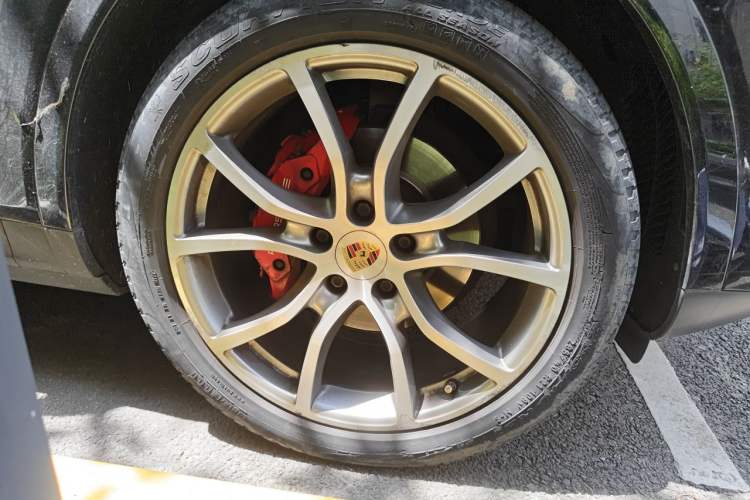Used Porsche Cayenne  Right Front Wheel Hub