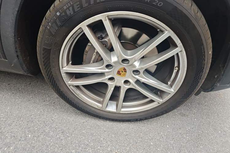 Used Porsche Cayenne 2019 Cayenne 3.0T Right Front Wheel Hub