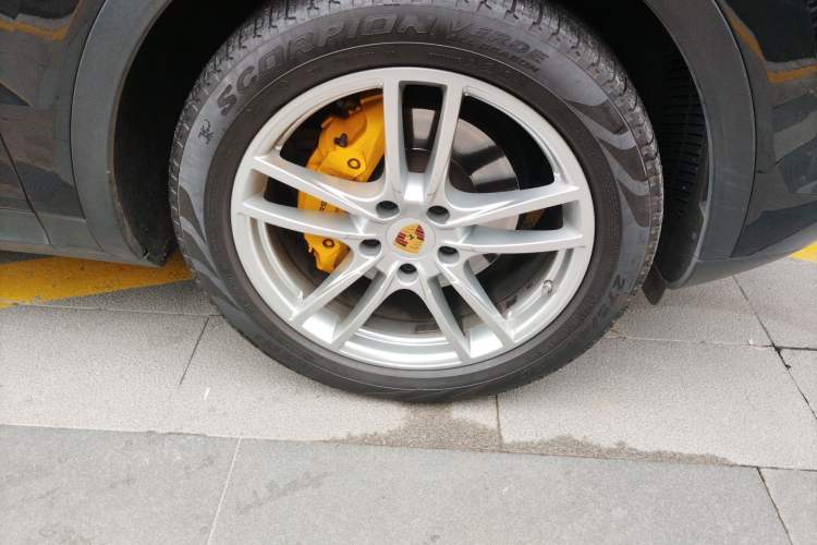 Used Porsche Cayenne 2019 Cayenne Coupé 3.0T Right Front Wheel Hub