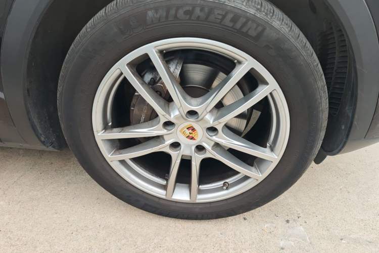 Used Porsche Cayenne 2019 Cayenne 3.0T Right Front Wheel Hub