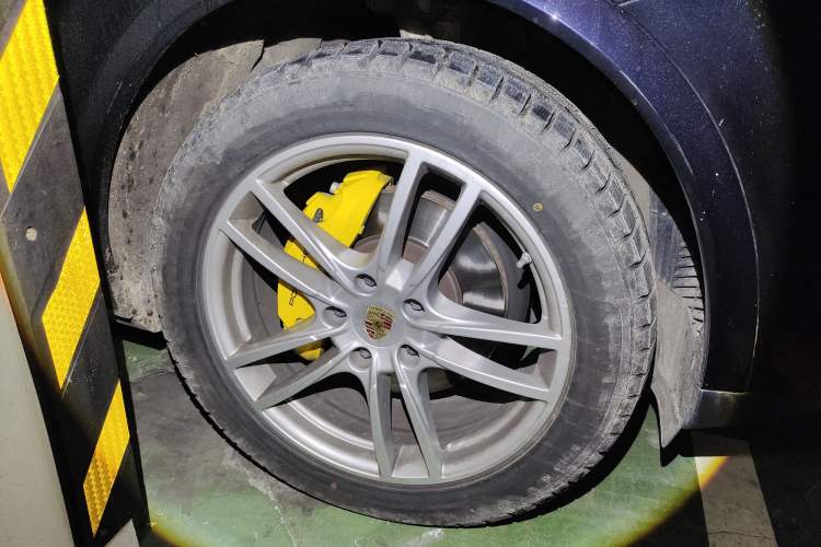 Used Porsche Cayenne 2019 Cayenne 3.0T Right Front Wheel Hub