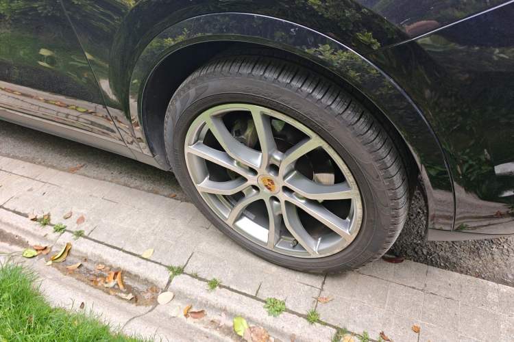 Used Porsche Cayenne 2019 Cayenne 3.0T Right Front Wheel Hub