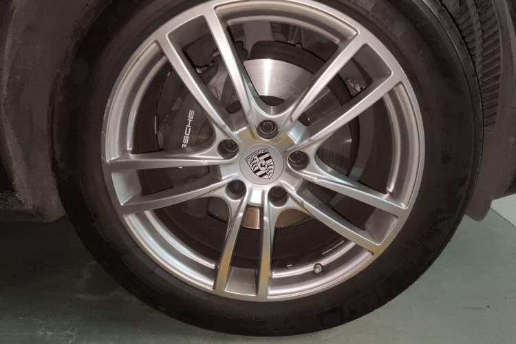Used Porsche Cayenne 2019 Cayenne 3.0T Right Front Wheel Hub