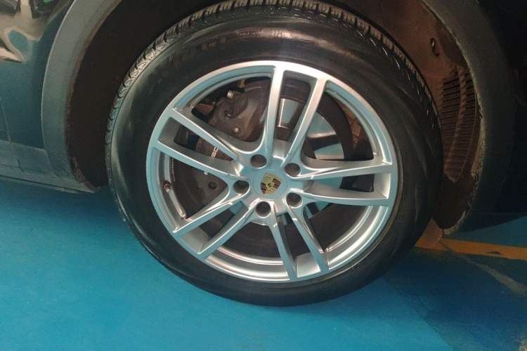 Used Porsche Cayenne 2019 Cayenne 3.0T Right Front Wheel Hub