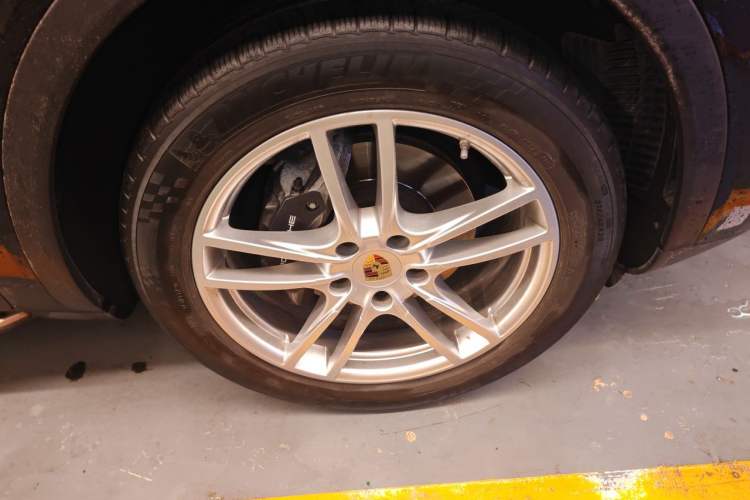 Used Porsche Cayenne 2019 Cayenne 3.0T Right Front Wheel Hub