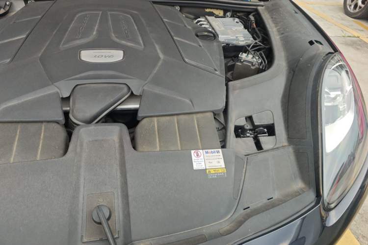 Used Porsche Cayenne 2019 Cayenne Coupé 3.0T Engine Bay Left