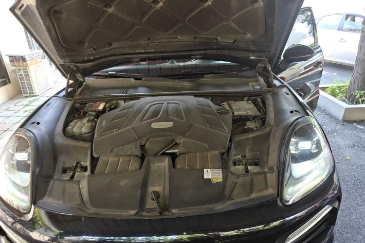 Used Porsche Cayenne 2019 Cayenne Coupé 3.0T Engine Bay