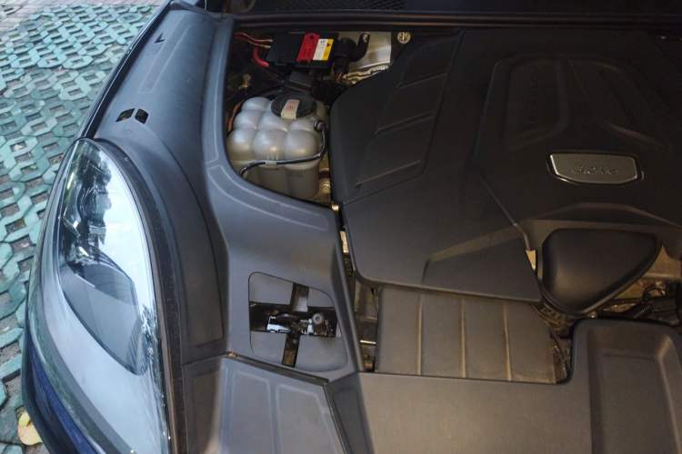 Used Porsche Cayenne 2019 Cayenne Coupé 3.0T Engine Bay Right