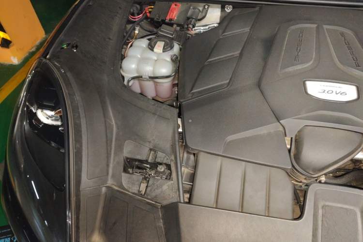 Used Porsche Cayenne 2019 Cayenne 3.0T Engine Bay Right