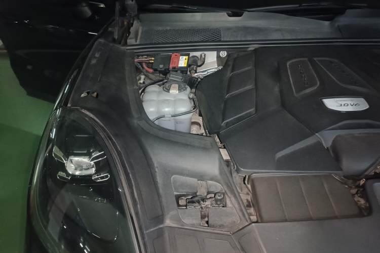 Used Porsche Cayenne 2019 Cayenne 3.0T Engine Bay Right