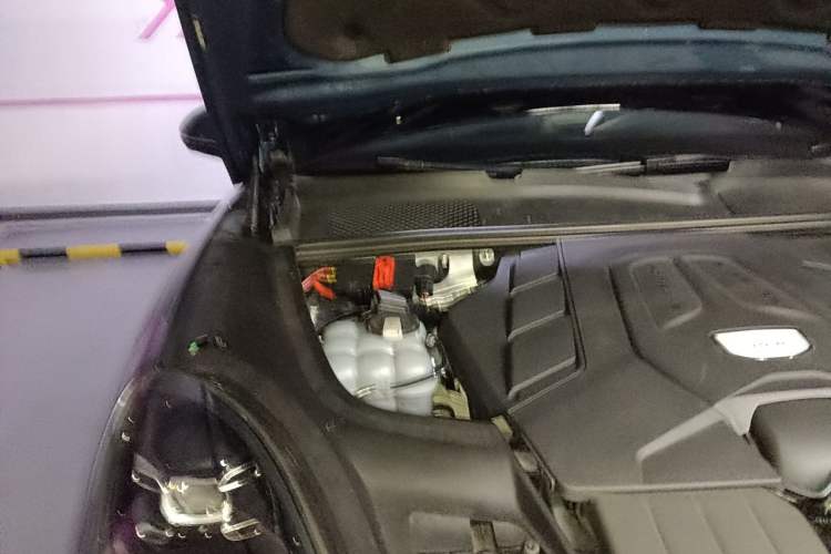 Used Porsche Cayenne 2019 Cayenne 3.0T Engine Bay Right