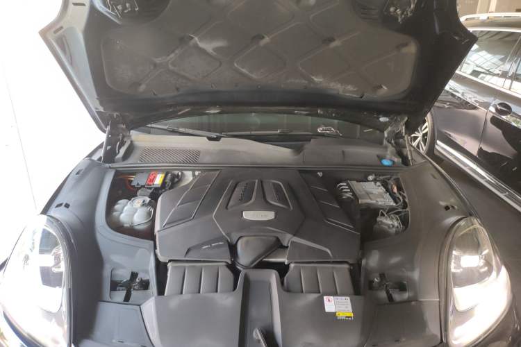 Used Porsche Cayenne 2019 Cayenne 3.0T Engine Bay