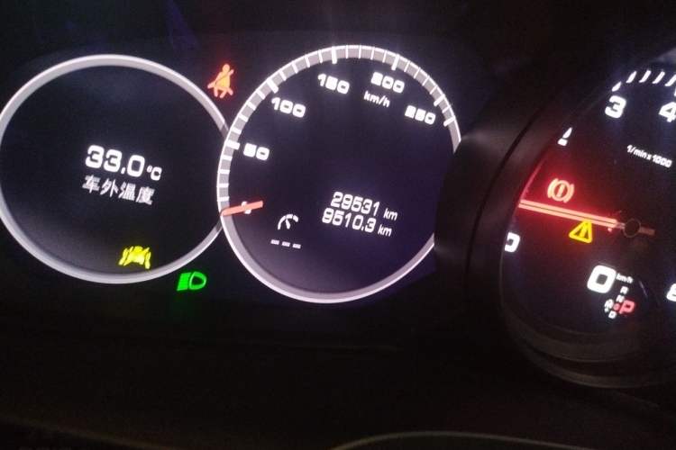 Used Porsche Cayenne 2019 Cayenne 3.0T Odometer Close Up