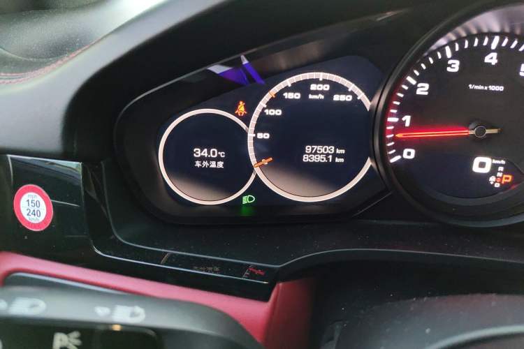 Used Porsche Cayenne 2019 Cayenne 3.0T Odometer Close Up