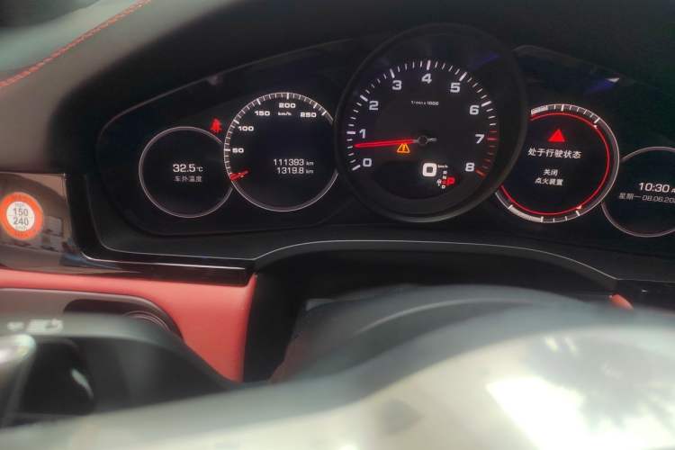 Used Porsche Cayenne 2019 Cayenne 3.0T Odometer Close Up
