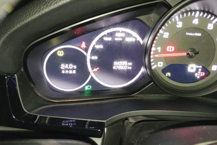 Used Porsche Cayenne 2019 Cayenne 3.0T Odometer Close Up