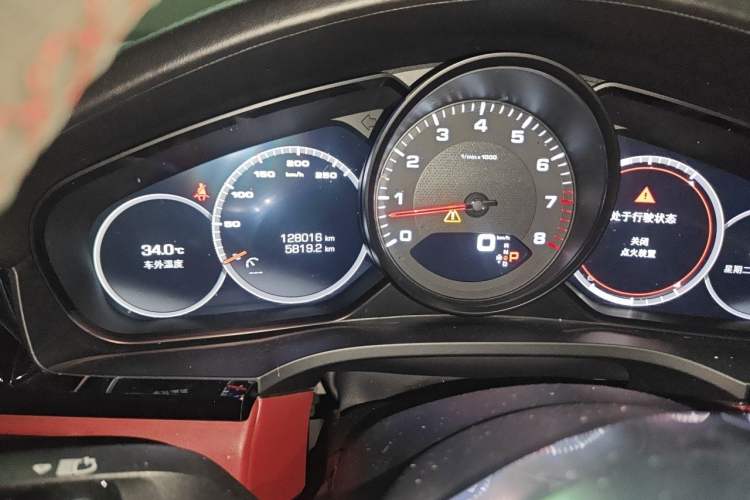 Used Porsche Cayenne 2019 Cayenne 3.0T Odometer Close Up