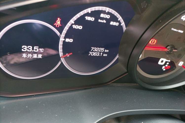 Used Porsche Cayenne 2019 Cayenne 3.0T Odometer Close Up