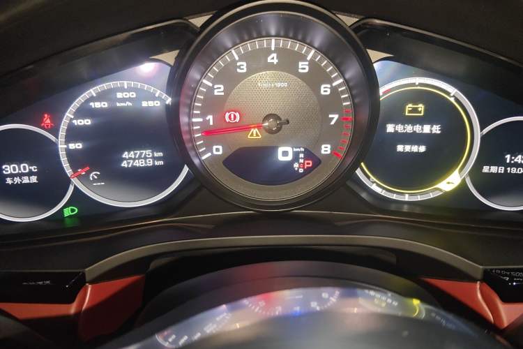 Used Porsche Cayenne 2019 Cayenne 3.0T Odometer Close Up