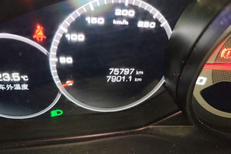 Used Porsche Cayenne 2019 Cayenne 3.0T Odometer Close Up