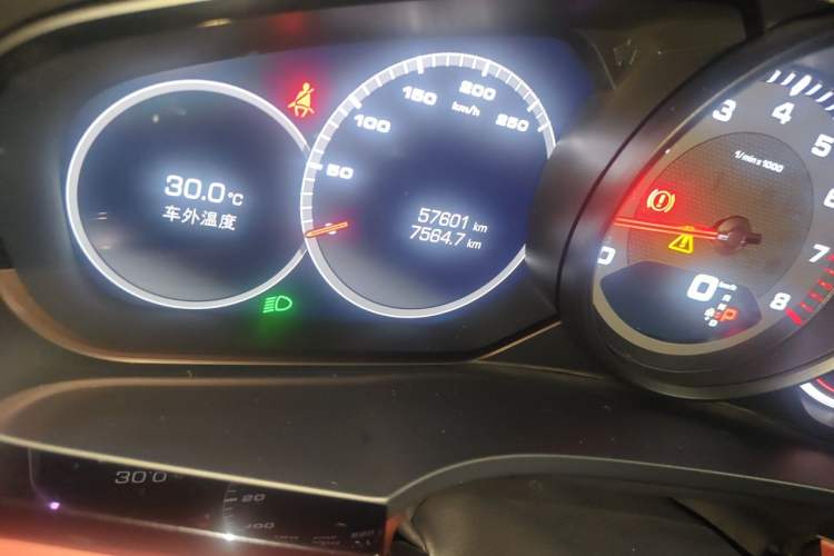 Used Porsche Cayenne 2019 Cayenne 3.0T Odometer Close Up