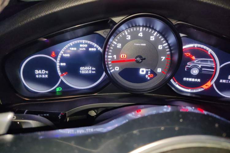 Used Porsche Cayenne 2019 Cayenne 3.0T Odometer Close Up
