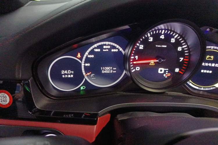 Used Porsche Cayenne 2019 Cayenne 3.0T Odometer Close Up