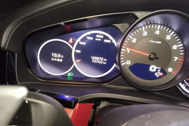 Used Porsche Cayenne 2019 Cayenne 3.0T Odometer Close Up