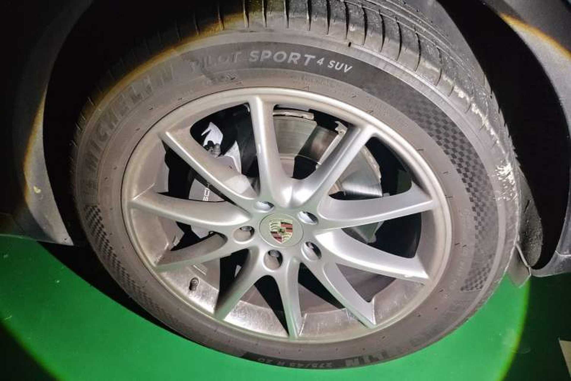 Used Porsche Cayenne 2019 Cayenne 3.0T Right Front Wheel Hub