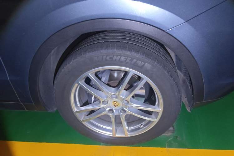 Used Porsche Cayenne 2019 Cayenne 3.0T Right Front Wheel Hub