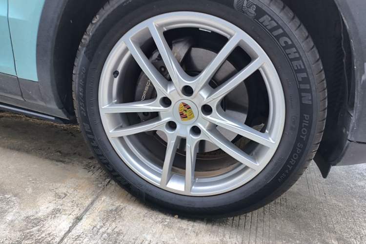 Used Porsche Cayenne 2019 Cayenne 3.0T Right Front Wheel Hub