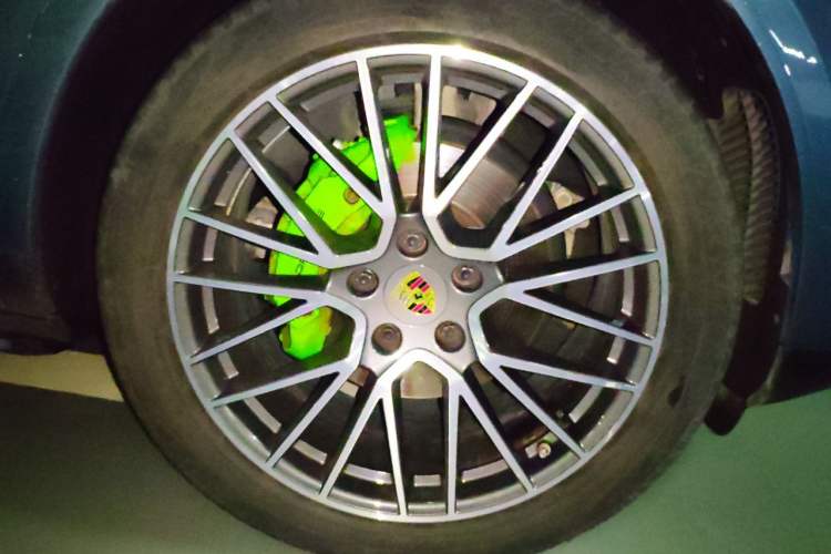 Used Porsche Cayenne 2019 Cayenne 3.0T Right Front Wheel Hub