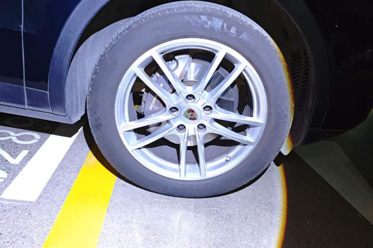 Used Porsche Cayenne 2019 Cayenne 3.0T Right Front Wheel Hub