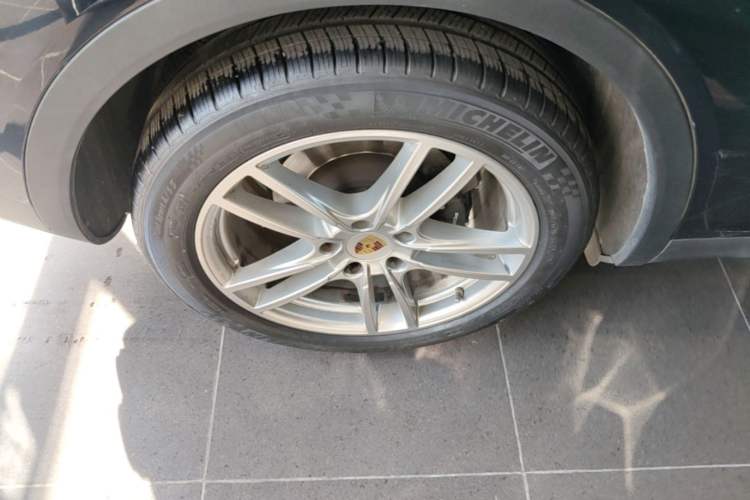 Used Porsche Cayenne 2019 Cayenne 3.0T Right Rear Wheel Hub