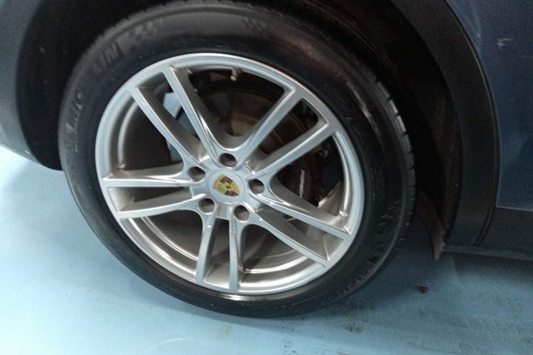Used Porsche Cayenne 2019 Cayenne 3.0T Right Rear Wheel Hub
