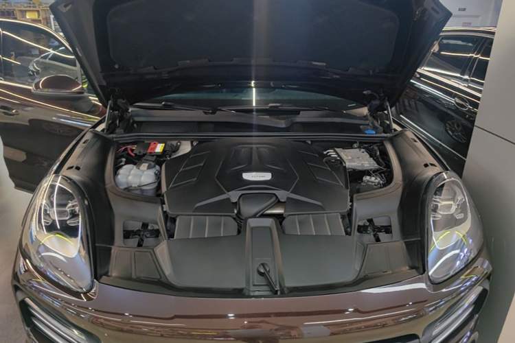 Used Porsche Cayenne 2019 Cayenne 3.0T Engine Bay